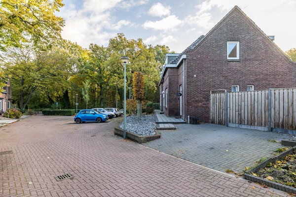 Foto - Verkocht onder voorbehoud: Instapklare gemoderniseerde hoekwoning uit 1920 met 4 slaapkamers, aanbouw met leef keuken en bijkeuken, eigen oprit (2 auto's) en een onderhoudsvriendelijke tuin gelegen op het Zuiden.